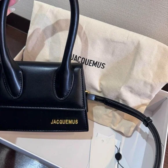 Jacquemus Black Mini Bag with Sleek Design - Picture 3 of 8